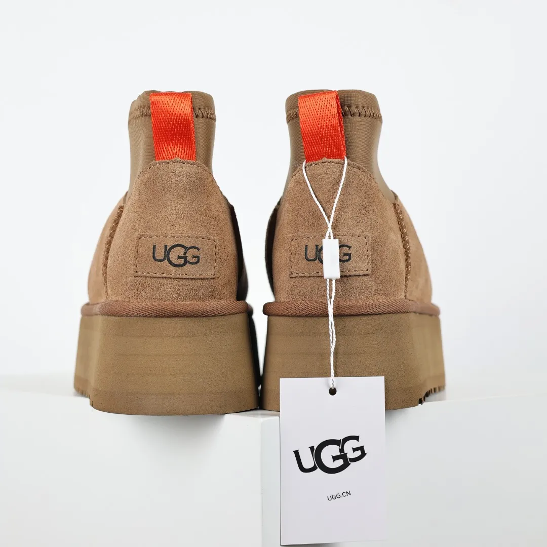 Pick up locally 💰600 Core recommended good price It is a very suitable choice for home furnishings. In the new year, uug launched a series of styles, which are partial to the preferences of young consumers and have also moved to the forefront of fashion trends. Shoe body material: water-repellent coated suede upper, 17 mm UGGPURE™ implantable wool insole, lightweight non-slip and comfortable rubber outsole, with brand LOGO and trademark, with full packaging Size: 35 36 37 38 39 40